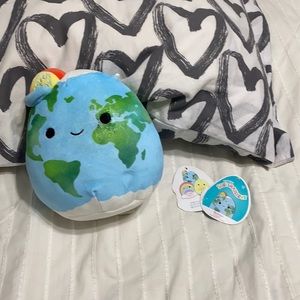 I’m selling an earth day squish mallow. I just got in the mail today.